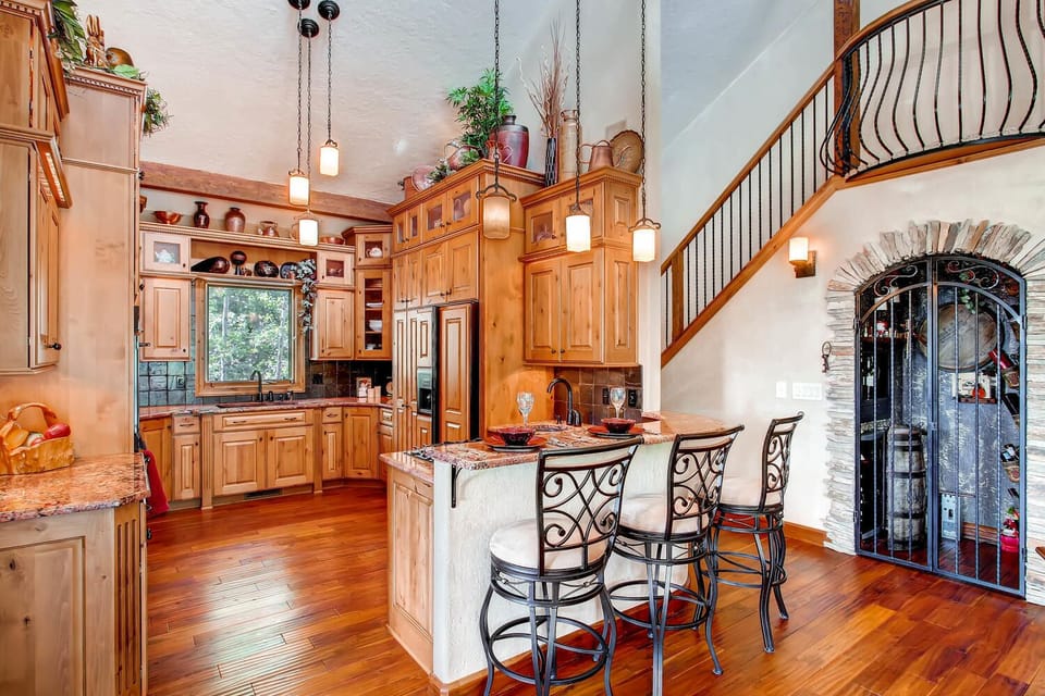 Breakfast Bar and Vaulted Kitchen Design