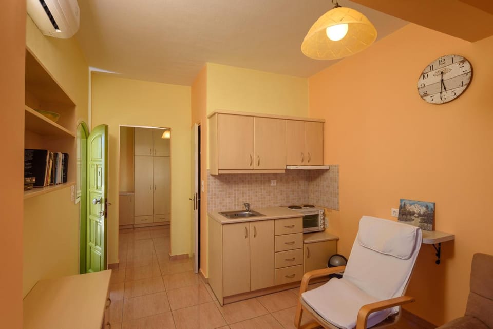 Fridge, stovetop, coffee/tea maker, electric kettle