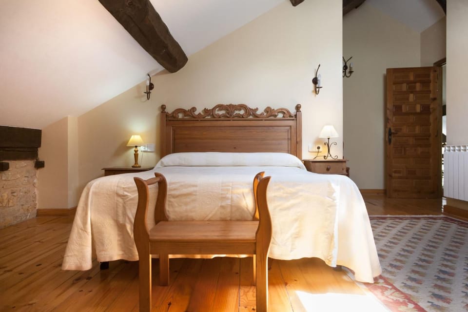 Cribs/infant beds, rollaway beds, bed sheets