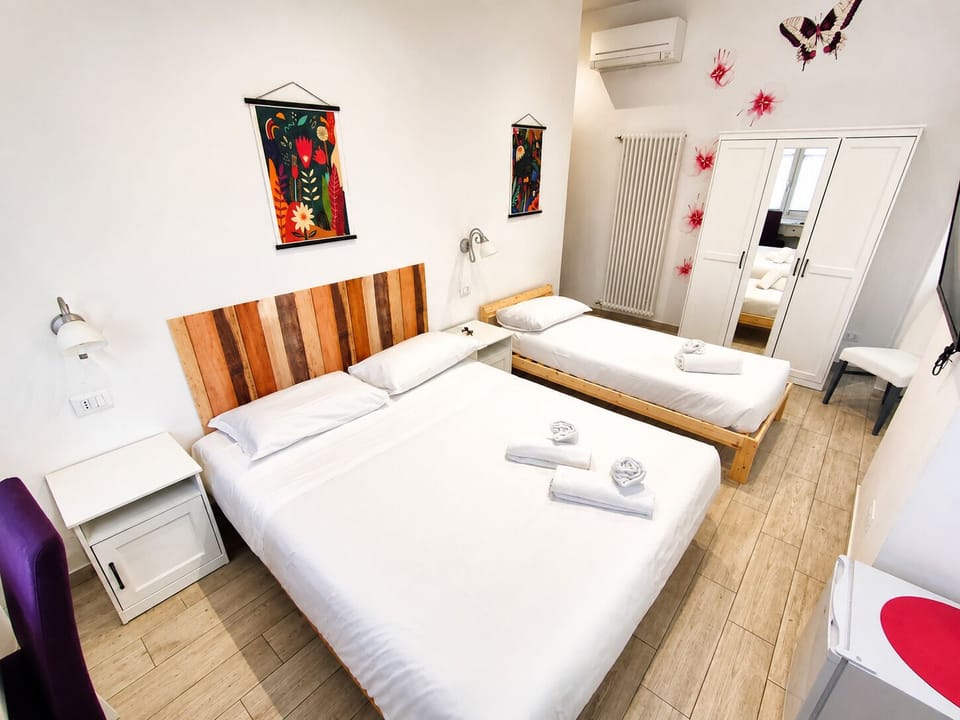 Deluxe Triple Room (Camera 2) | Desk, laptop workspace, blackout drapes, soundproofing