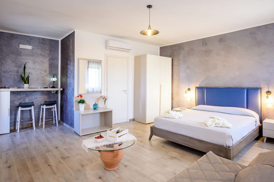Deluxe Room | Hypo-allergenic bedding, in-room safe, individually decorated