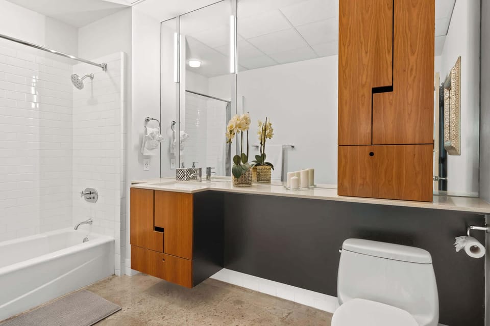 The ensuite bathroom offers a shower/tub combo.