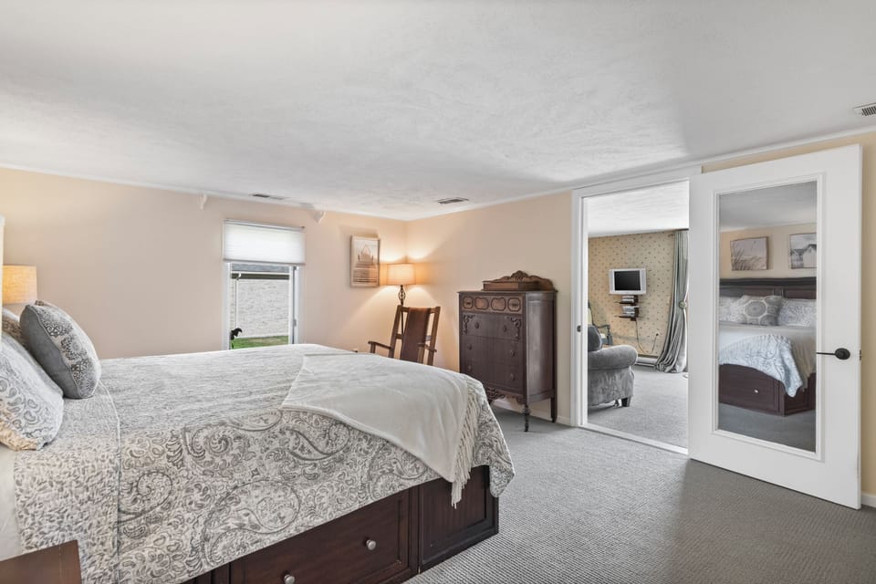 Master bedroom-queen size bed