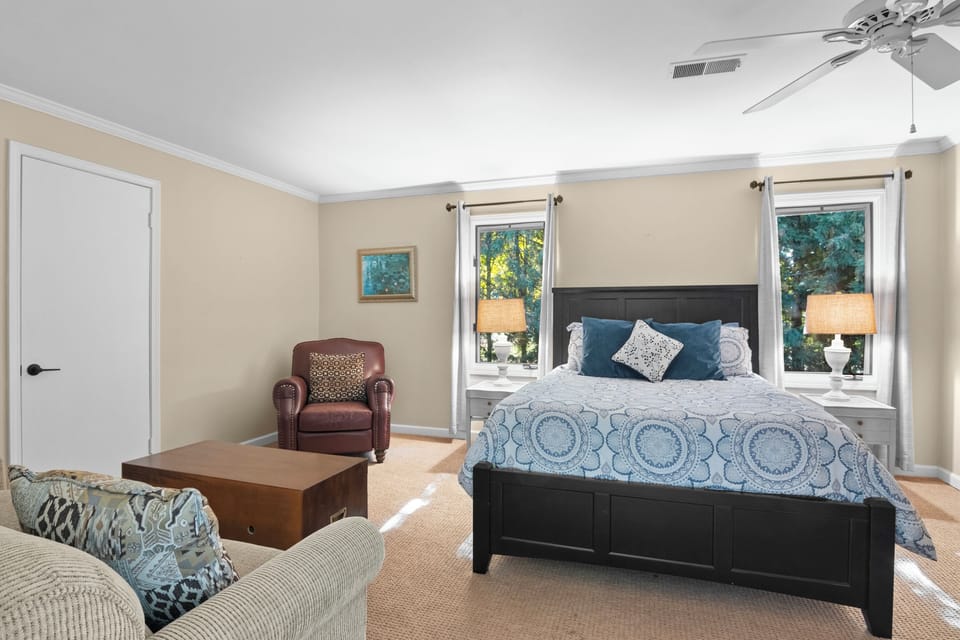 Bedroom-1
Queen bed and  pull out queen sofa bed