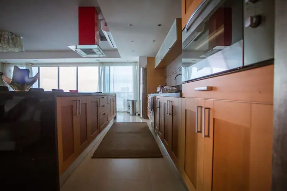 Pasillo en cocina y Balcón Panorámico