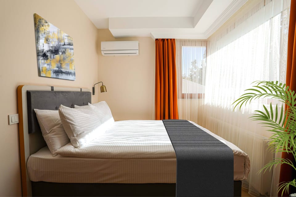 Standard Double or Twin Room | Minibar, desk, laptop workspace, WiFi (free)