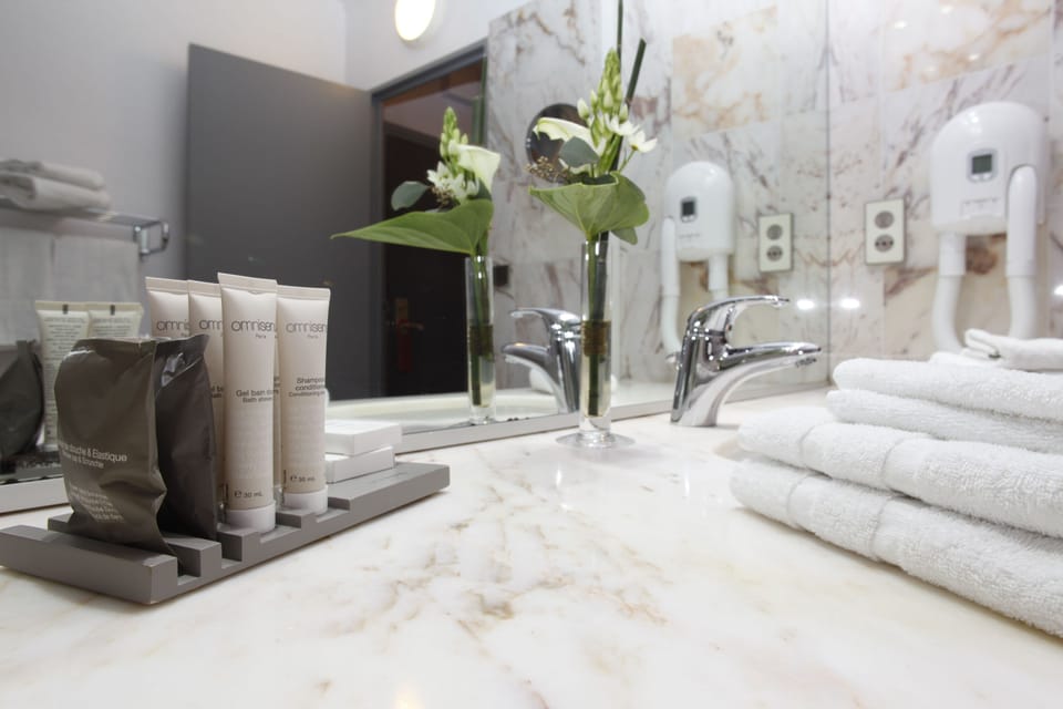 Combined shower/tub, deep soaking tub, hair dryer, towels