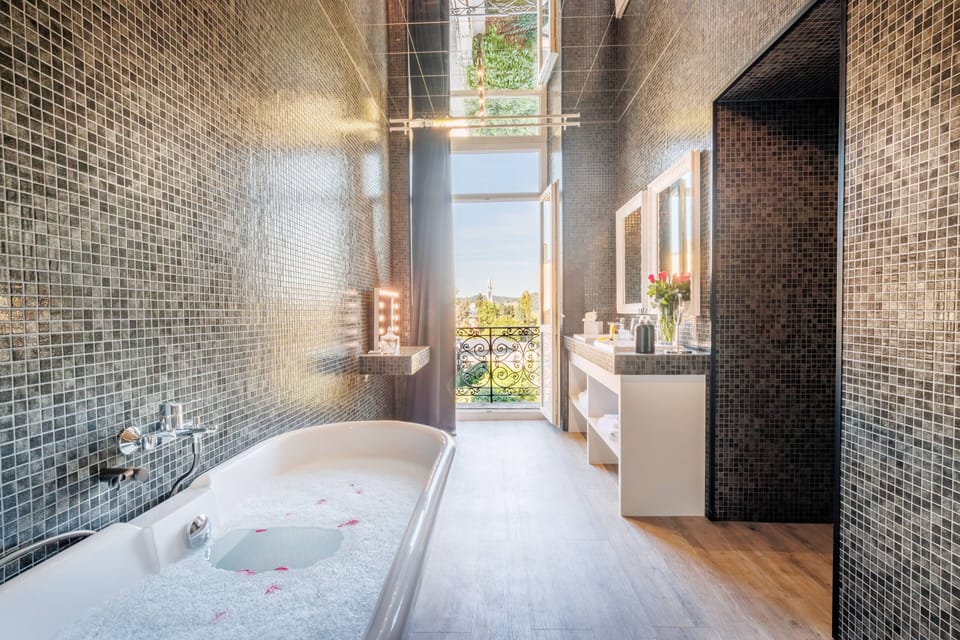 Junior Suite, River View | Bathroom | Designer toiletries, hair dryer, bathrobes, slippers