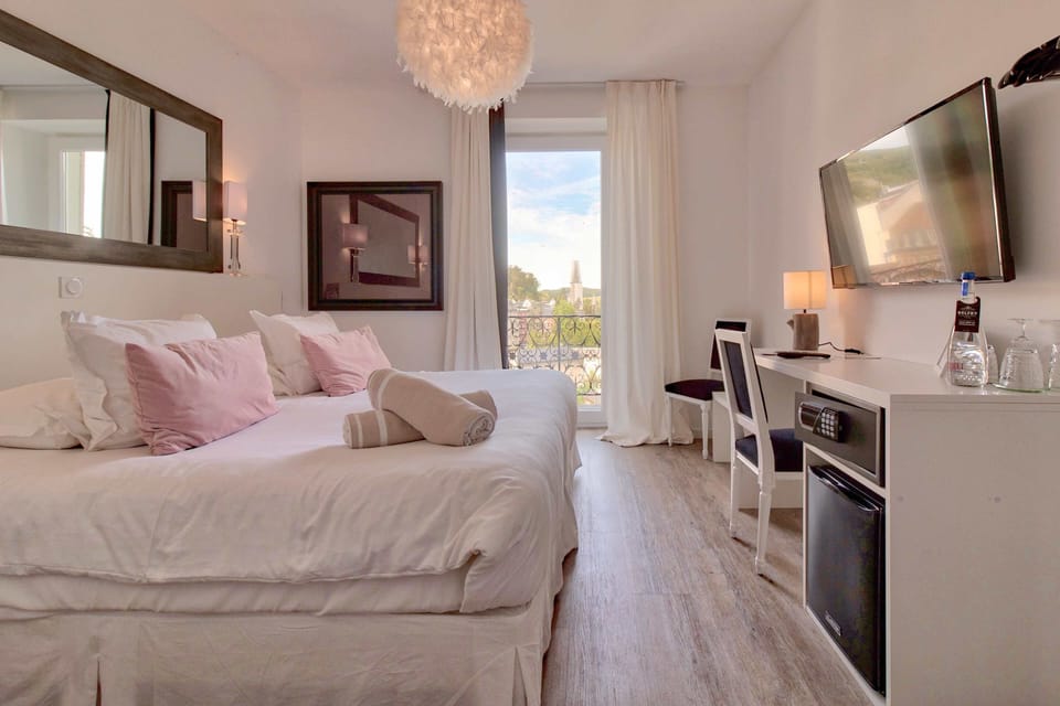 Premium Double Room | Premium bedding, pillowtop beds, minibar, in-room safe