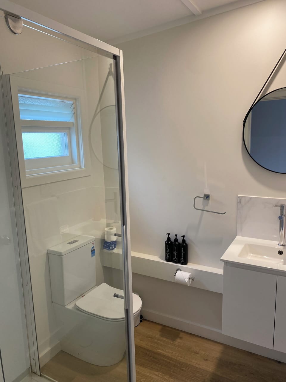 Motel Suite | Bathroom | Free toiletries, hair dryer, towels, soap