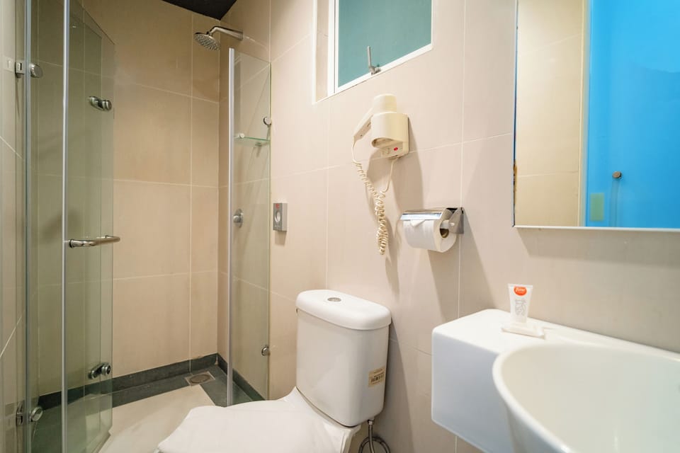 Single Room, 1 Twin Bed | Bathroom | Shower, free toiletries, bidet, towels