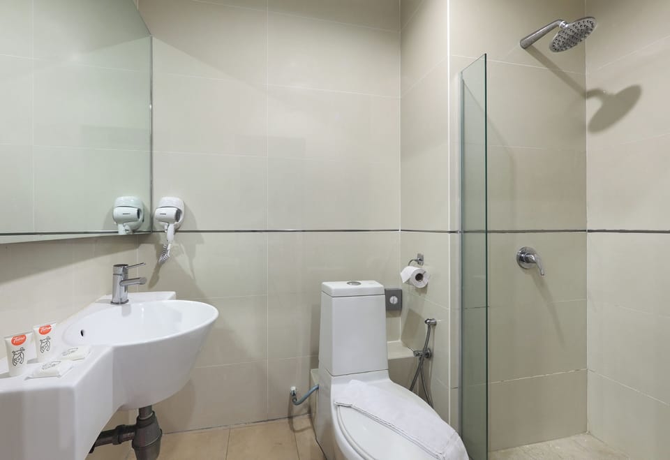 Shower, rainfall showerhead, free toiletries, hair dryer