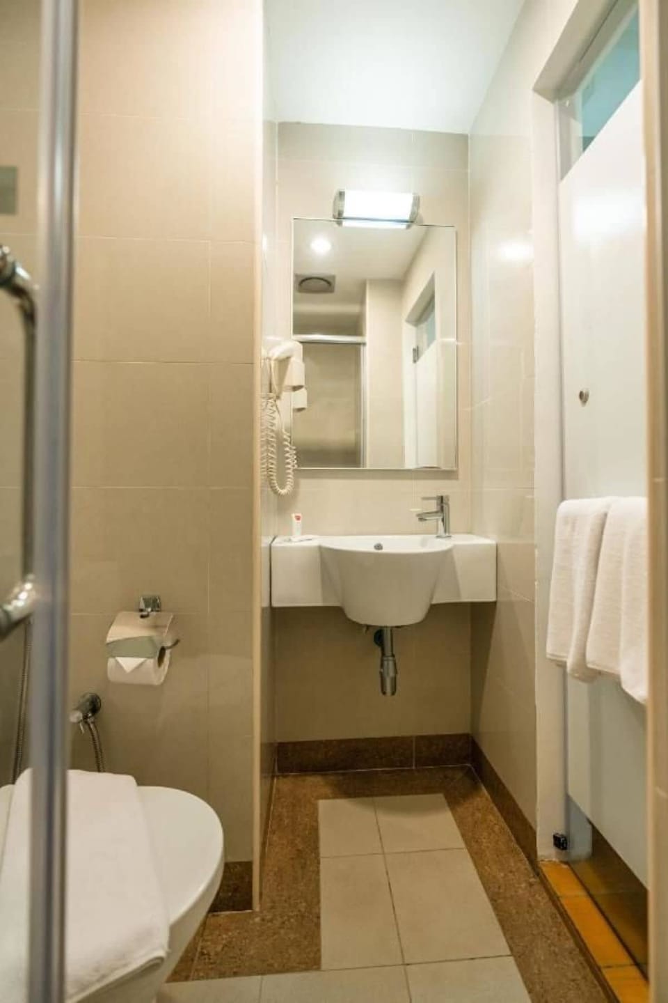 Shower, rainfall showerhead, free toiletries, hair dryer