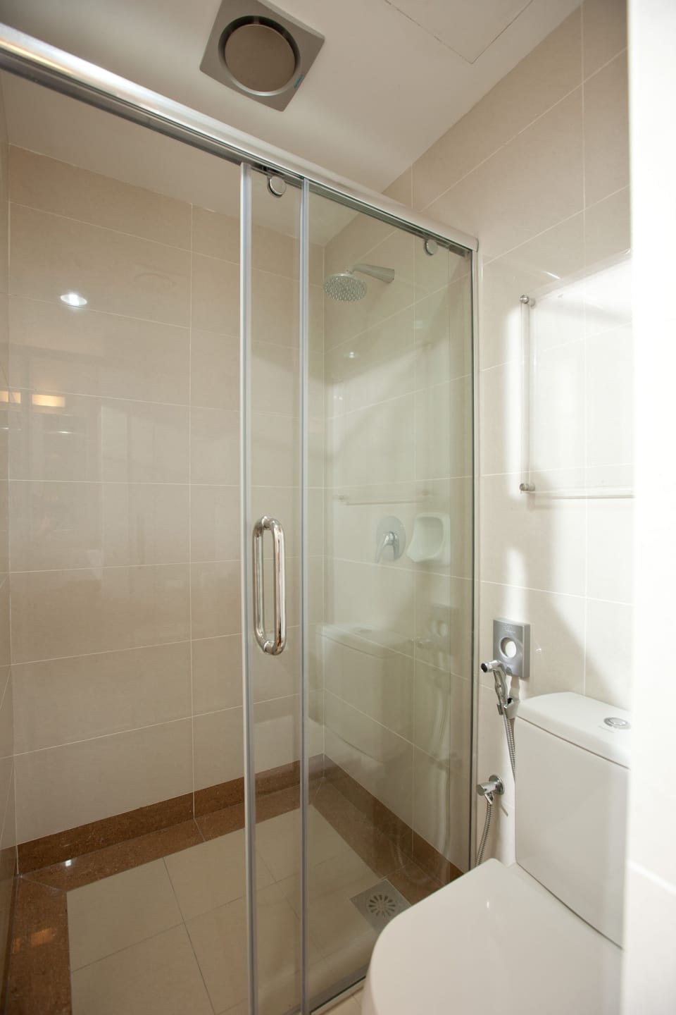 Shower, rainfall showerhead, free toiletries, hair dryer
