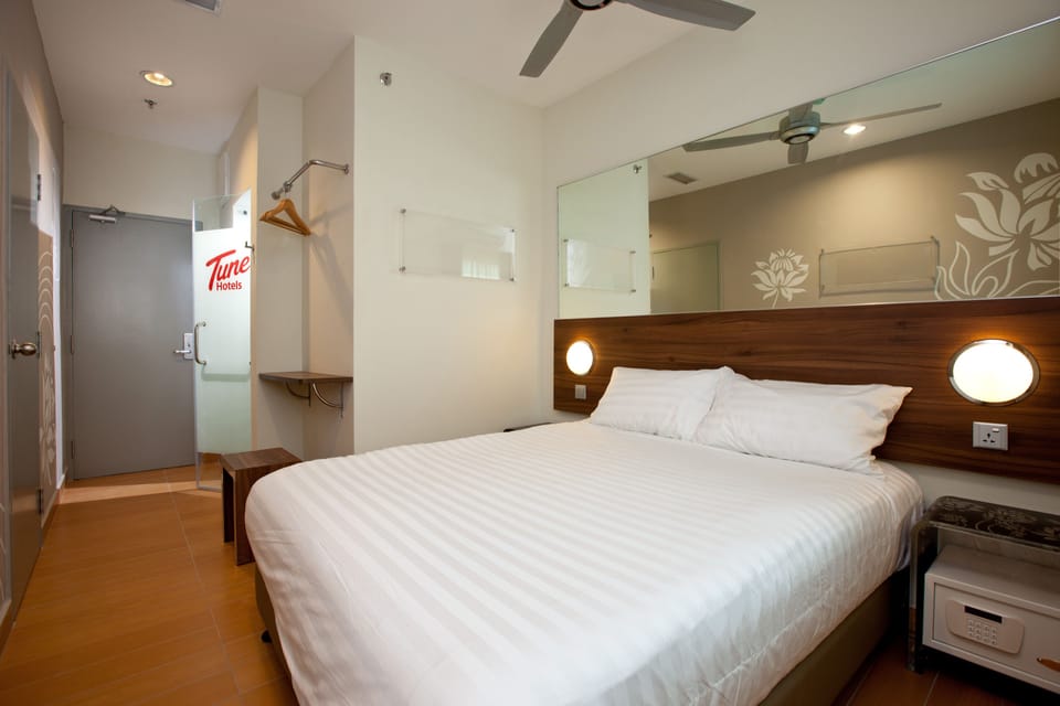 Double Room | In-room safe, desk, blackout drapes, WiFi (free)