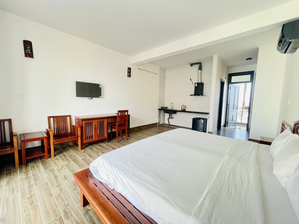Deluxe Studio, 1 Bedroom | Minibar, individually decorated, individually furnished, desk