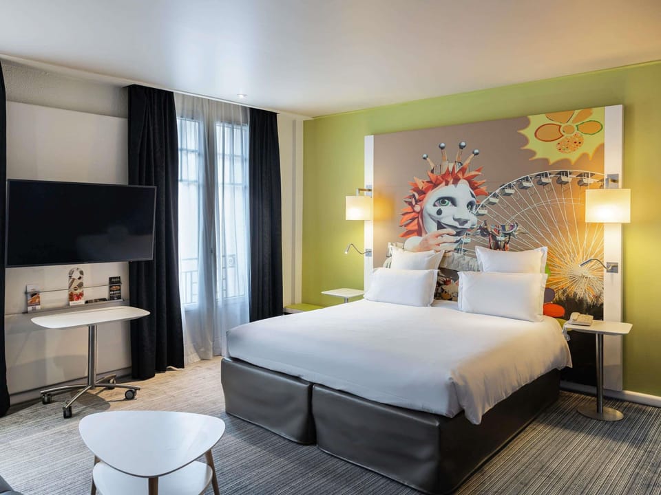 Junior Suite, 1 King Bed with Sofa bed | Premium bedding, in-room safe, desk, laptop workspace