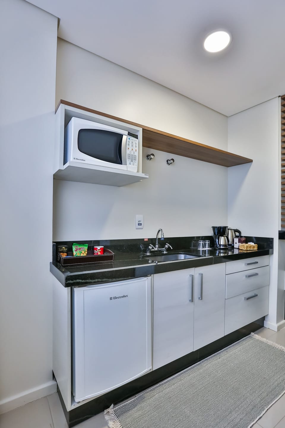 Royal Suite, Jetted Tub | Private kitchen | Microwave, electric kettle, cookware/dishes/utensils