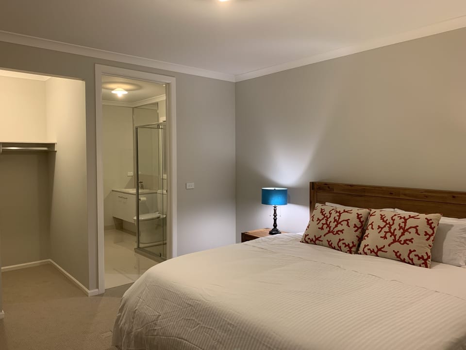 Standard King Room with shower 9 | Individually decorated, individually furnished, desk, iron/ironing board