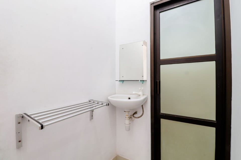Superior Double Room | Bathroom | Shower, towels