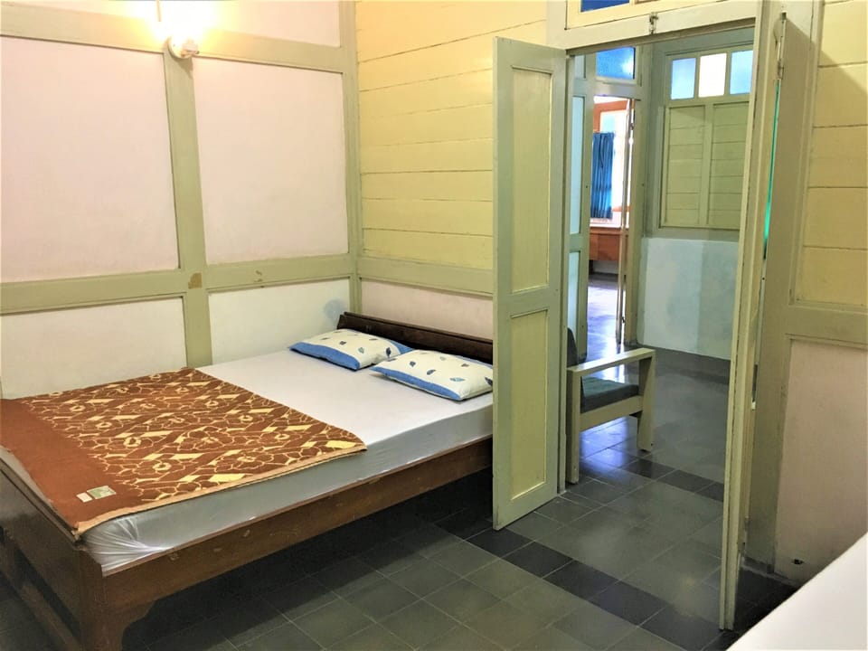 Standard Room | Desk, bed sheets