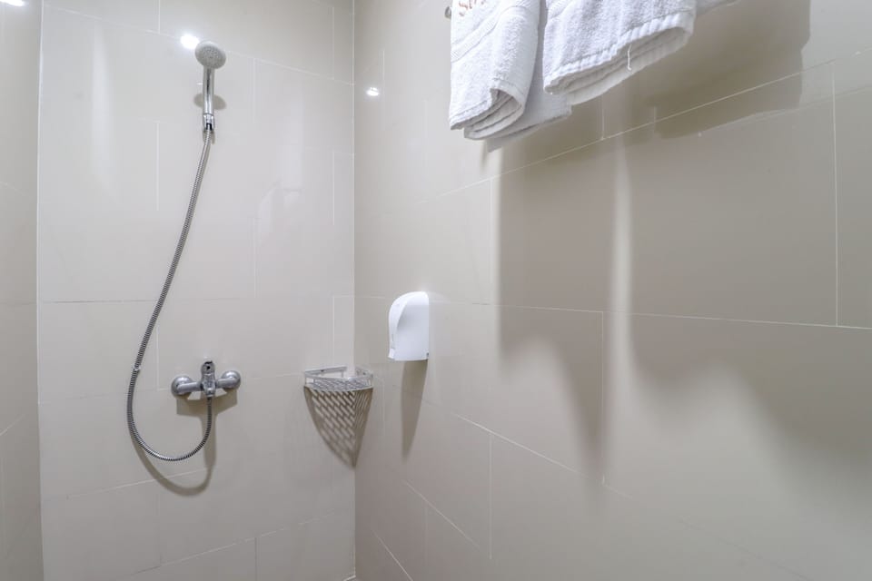 Economy Twin Room | Bathroom | Shower, towels