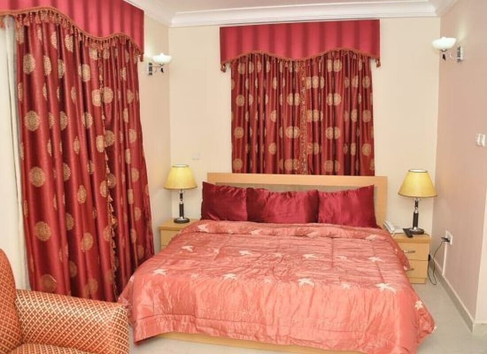 Classic Room | Individually decorated, individually furnished, desk, laptop workspace
