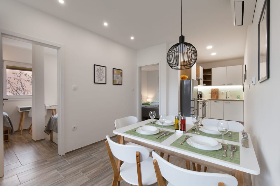 Dining area and fully equipped kitchen