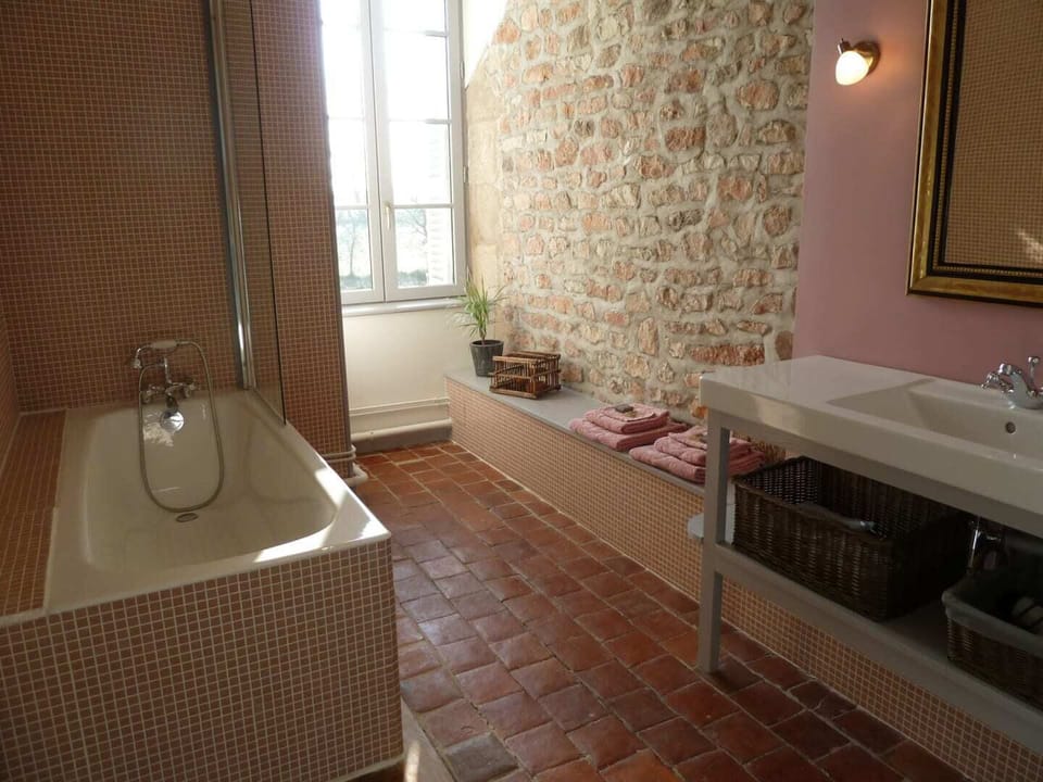 Romantic Room (Lilas) | Bathroom | Free toiletries, hair dryer, towels, soap