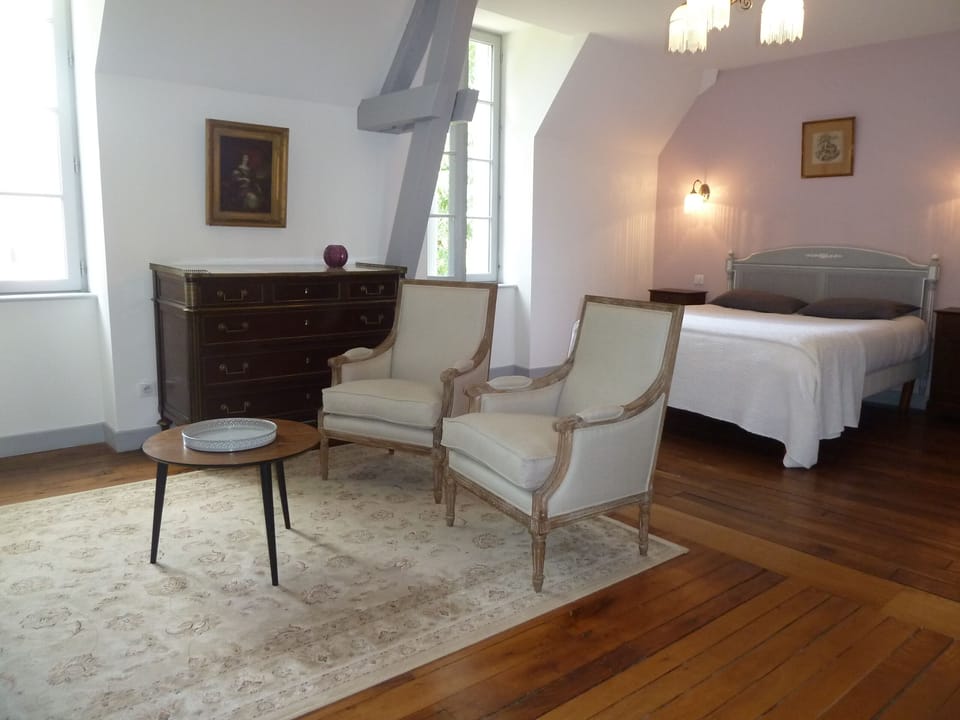 Romantic Room (Lilas) | Premium bedding, individually decorated, individually furnished, desk