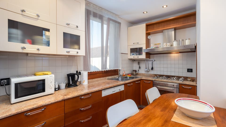 Apartment, 2 Bedrooms (Wi-Fi) | Private kitchen | Full-size fridge, microwave, oven, stovetop