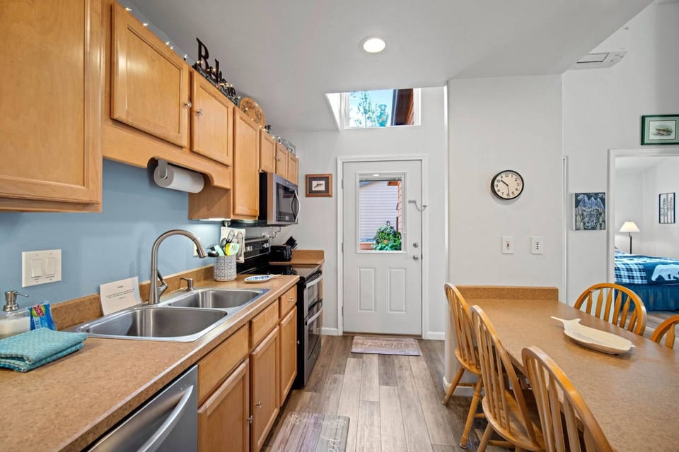 "Great place to stay... very quiet and close to pool and easy enough to get back on the road!" - Brenda