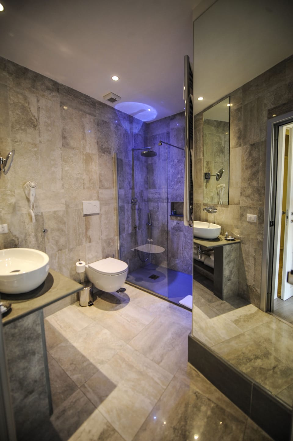 Combined shower/tub, rainfall showerhead, free toiletries, hair dryer