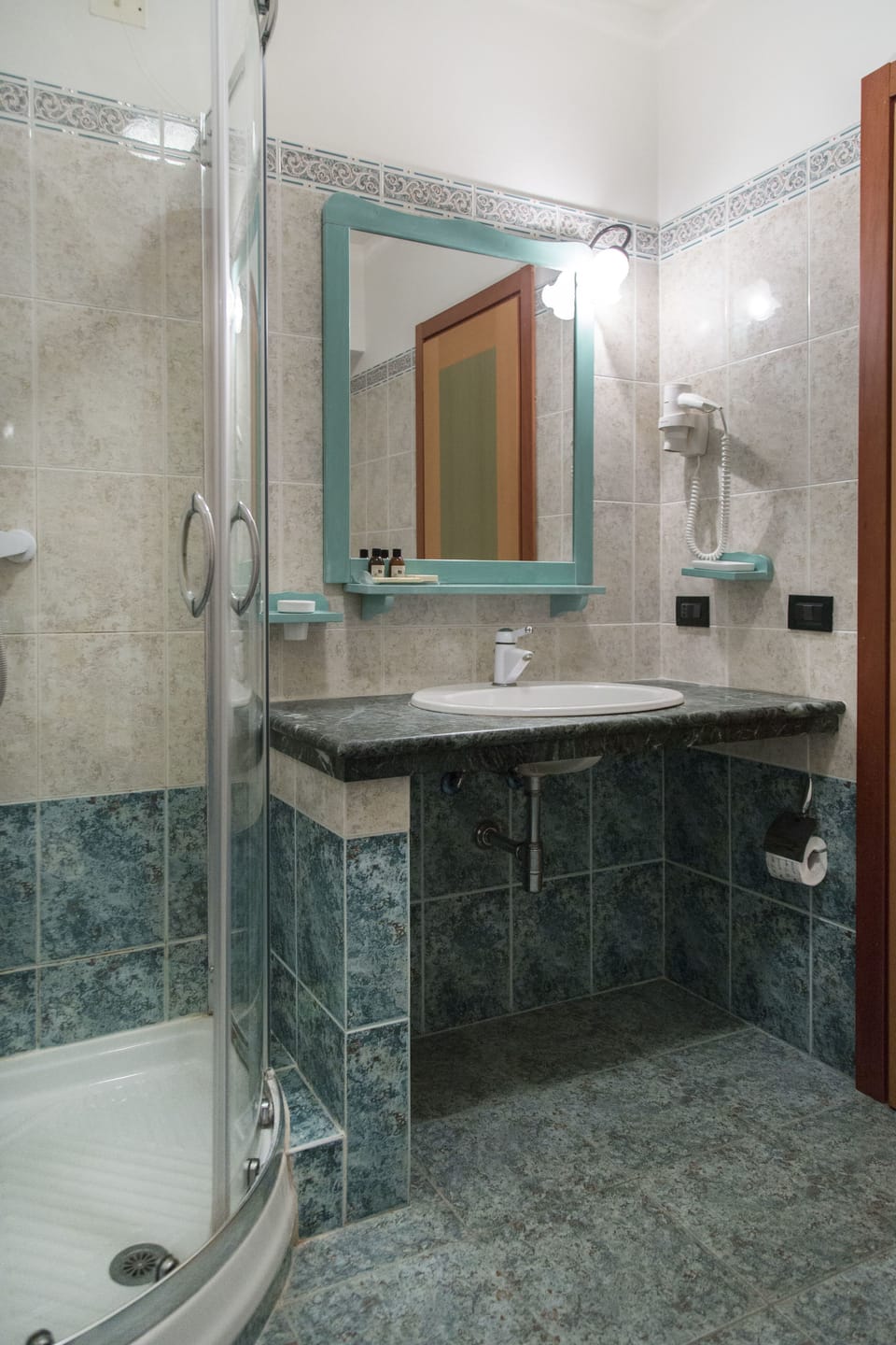 Shower, free toiletries, hair dryer, bidet