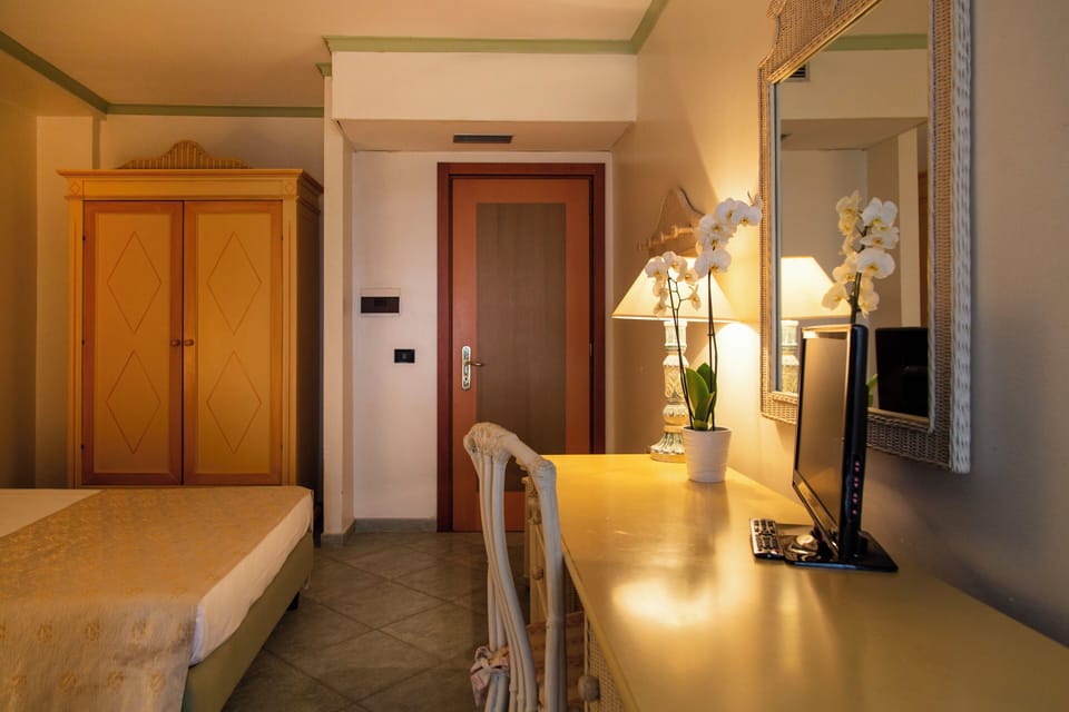 Standard Double Room, Sea View, Beach Facilities excluded | Minibar, desk, cribs/infant beds, bed sheets