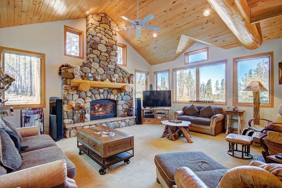 House, 5 Bedrooms | Living area