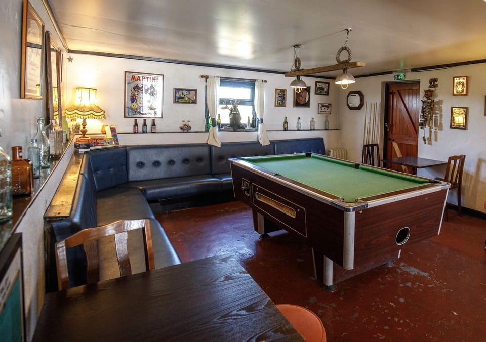 2 bars/lounges, pub