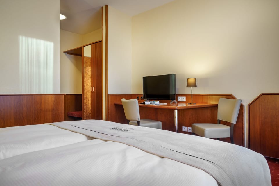 Hypo-allergenic bedding, in-room safe, individually decorated, desk