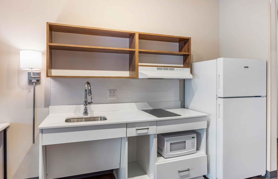 Coffee/tea maker, fridge, microwave, stovetop