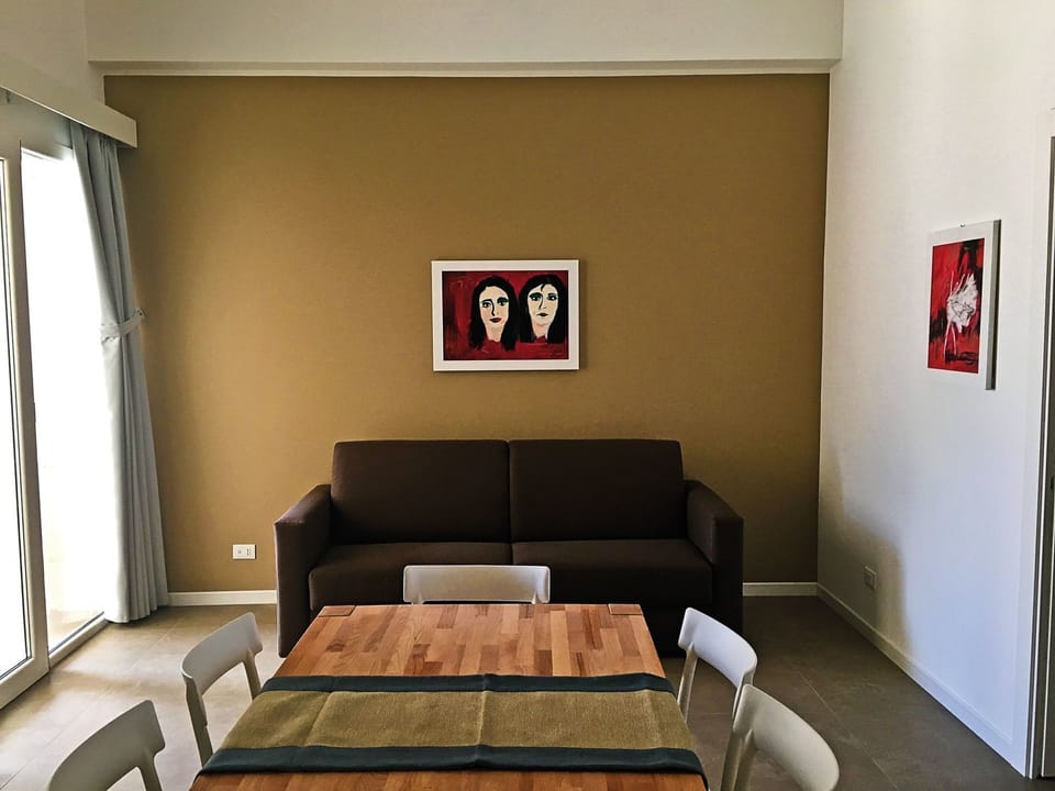 Room, Interior Design, Furniture, Property, Wall, Building, Floor, Living Room, Ceiling, House