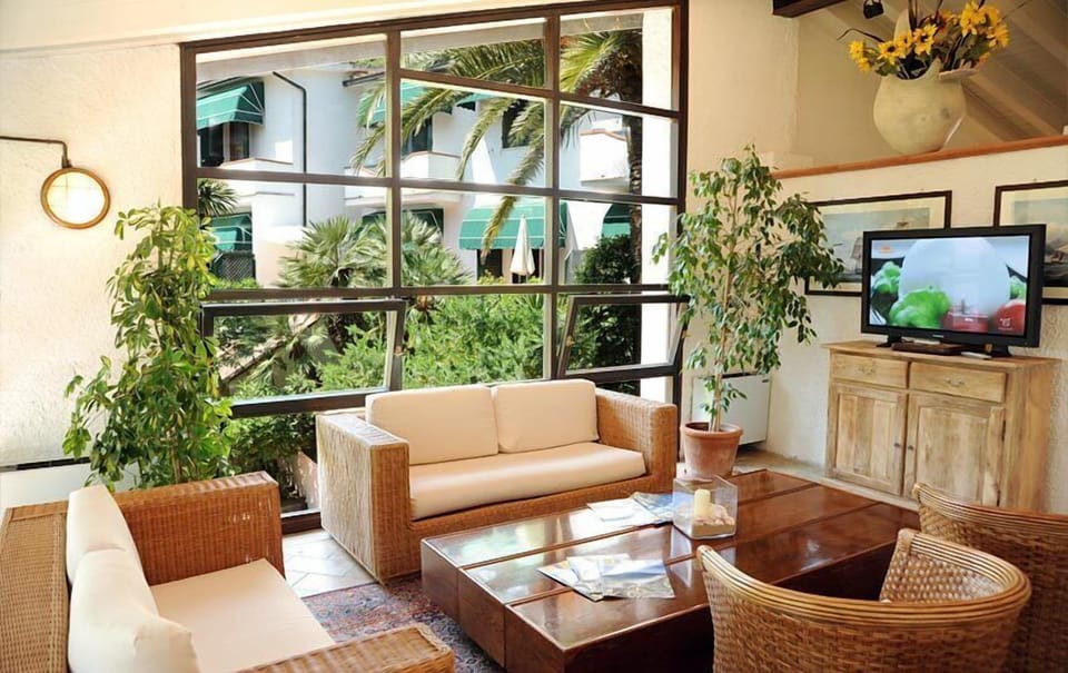 Lobby lounge