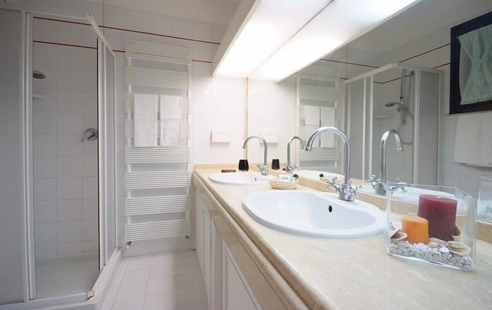Shower, free toiletries, hair dryer, bidet