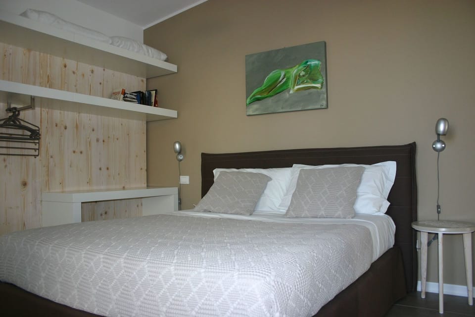 Bedroom, Bed, Room, Furniture, Bed Sheet, Bedding, Property, Bed Frame, Wall, Mattress