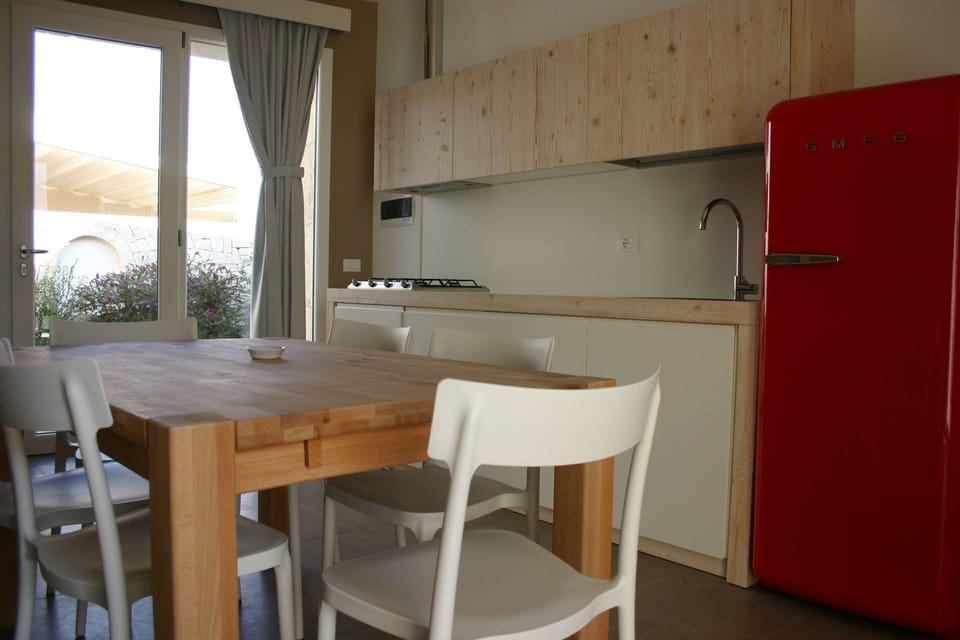 Room, Property, Furniture, House, Kitchen, Building, Interior Design, Cabinetry, Table, Architecture