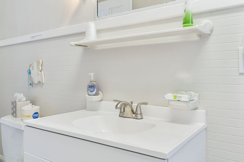 Basic Room, 2 Twin Beds, Non Smoking (Room 5, Second Floor) | Bathroom | Hair dryer, towels