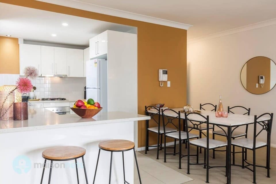 Breakfast bar and dining table for 6