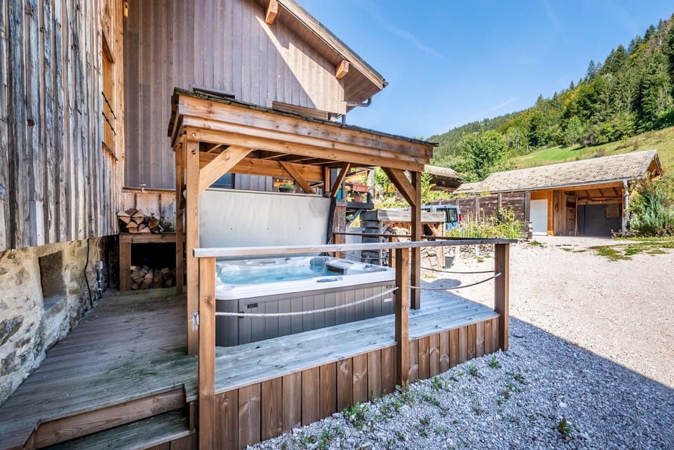 Outdoor spa tub
