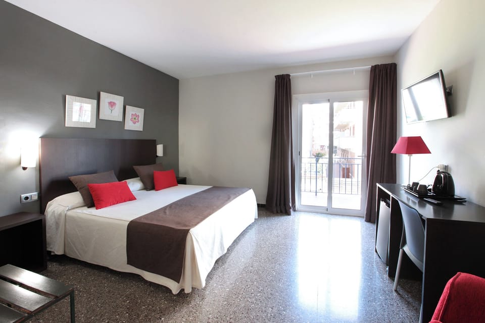 Superior Double Room, 1 Queen Bed, River View | Desk, laptop workspace, blackout drapes, free WiFi