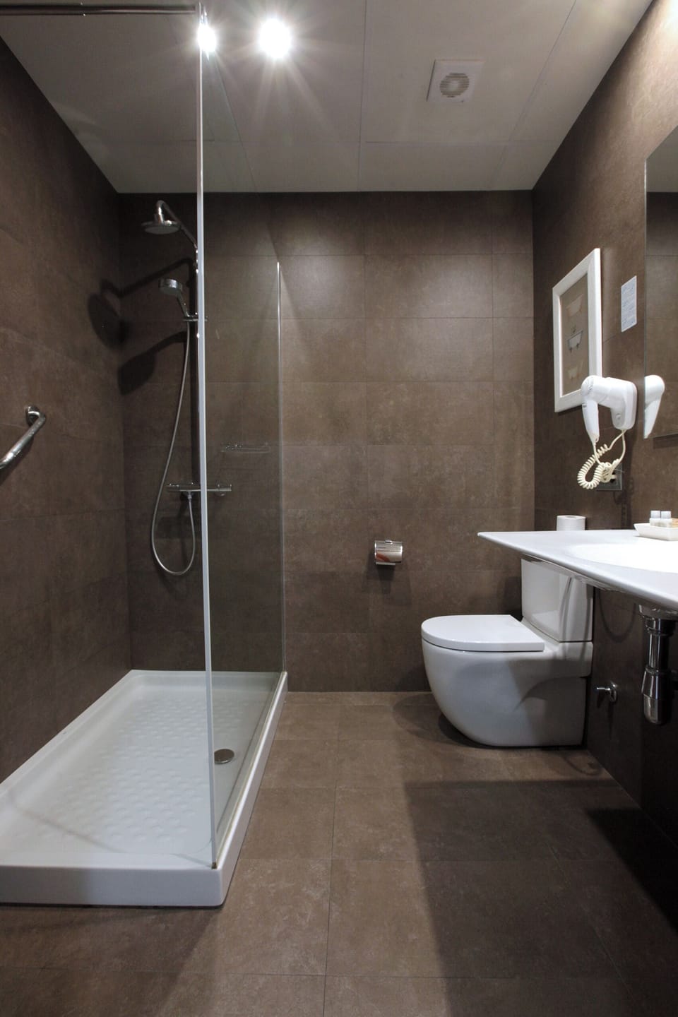 Superior Double Room, 1 Queen Bed, River View | Bathroom | Free toiletries, hair dryer, towels