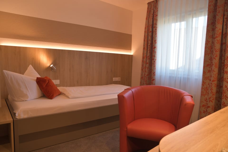 Single Room | In-room safe, desk, iron/ironing board, free WiFi